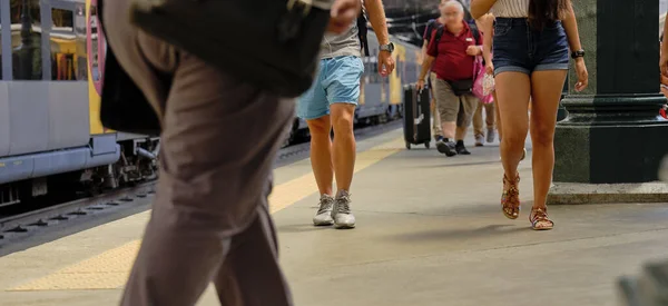 Pessoas Turistas Caminham Com Malas Estação Trem — Fotografia de Stock