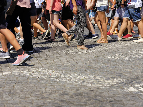 Многие гуляют по центру города Порту. Пешеходы, пересекающие оживленную улицу на пешеходном переходе в центре Порту, Португалия