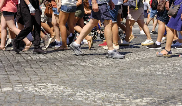 ポルト市内中心部を歩く多くの人々 ポルトガルのポルト市内中心部を横断する歩行者専用道路 — ストック写真