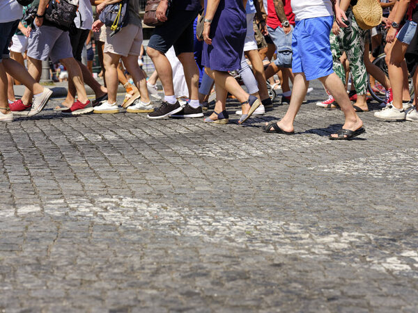 Многие гуляют по центру города Порту. Пешеходы, пересекающие оживленную улицу на пешеходном переходе в центре Порту, Португалия