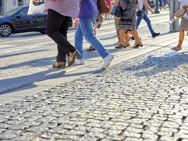 Beaucoup Gens Marchent Dans Centre Ville Porto Piétons Traversant Rue — Photo