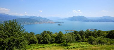 Stresa tepelerinden, arka planda Verbania şehri, Borromea Adaları 'ndan Maggiore Gölü, Isola Madre, Isola Bella, Isola dei Pescatori, Val Grande ve Campo dei Fiori Dağları..