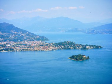 Stresa tepelerinden, arka planda Verbania şehrinden Maggiore Gölü 'nden Isola Madre' ye, İsviçre 'nin dağlarına bakın..