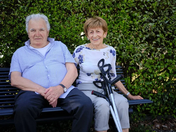 Két Idős Nyugdíjas Egy Padon Pihen Városi Parkban Idős Mankóval Jogdíjmentes Stock Fotók