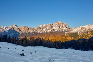 Cortina d 'Ampezzo' nun Tofane 'i. Tofana di Rzes, Tofana di Mezzo, Tofana de Inze, Cortina d 'Ampezzo, Dolomites, Veneto, İtalya, Avrupa.