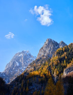 Marmolada Massif 'in Belluno Dolomites, Veneto, İtalya ve Avrupa' daki panoramik manzarası. Marmolada, kayakçılar, yürüyüşçüler ve kar kundakçıları için popüler bir yerdir..