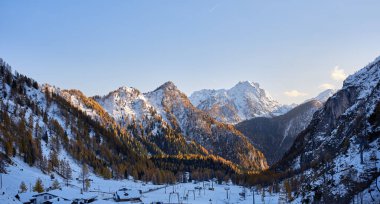 Passo Fedaia 'dan panoramik manzara, Dolomitler, Veneto, İtalya, Avrupa. Arka planda Monte Civetta, kayakçılar, yürüyüşçüler ve kar ayakkabıları için popüler bir yer.