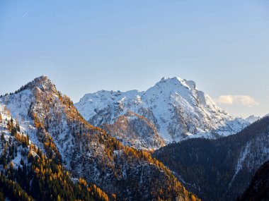 Passo Fedaia 'dan panoramik manzara, Dolomitler, Veneto, İtalya, Avrupa. Arka planda Monte Civetta, kayakçılar, yürüyüşçüler ve kar ayakkabıları için popüler bir yer.