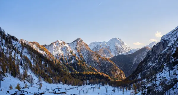 Passo Fedaia 'dan panoramik manzara, Dolomitler, Veneto, İtalya, Avrupa. Arka planda Monte Civetta, kayakçılar, yürüyüşçüler ve kar ayakkabıları için popüler bir yer.