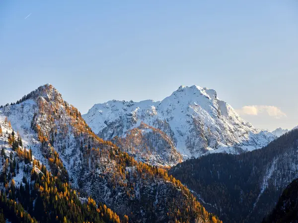 Passo Fedaia 'dan panoramik manzara, Dolomitler, Veneto, İtalya, Avrupa. Arka planda Monte Civetta, kayakçılar, yürüyüşçüler ve kar ayakkabıları için popüler bir yer.