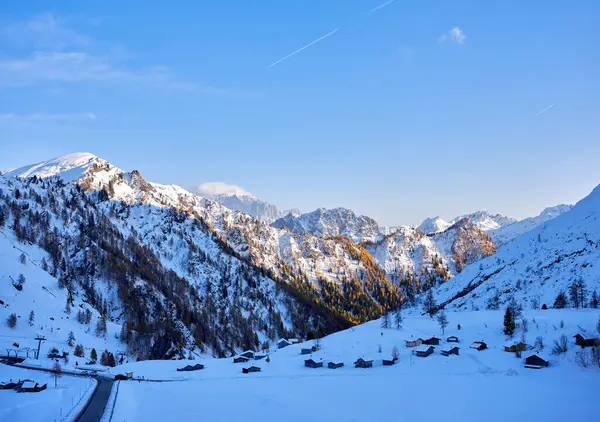 Passo Fedaia 'dan panoramik manzara, Dolomitler, Veneto, İtalya, Avrupa. Arka planda Monte Civetta, kayakçılar, yürüyüşçüler ve kar ayakkabıları için popüler bir yer.