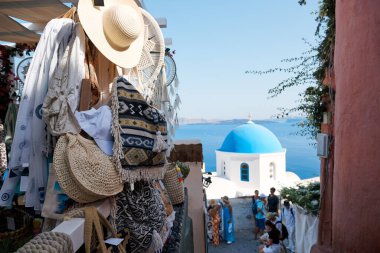 Oia, Santorini Adası 'nda turistler için dükkanlar ve hediyelik eşyalar. Santorini, Ege Denizi 'nde bir volkanik adadır..