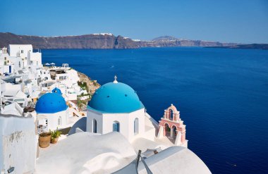 Oia köyünün güzel manzarası ve Yunanistan 'ın Santorini adasındaki Kutsal Ortodoks Kilisesi' nin Dirilişi. Yunan Adaları, Santorini, Avrupa Tatili