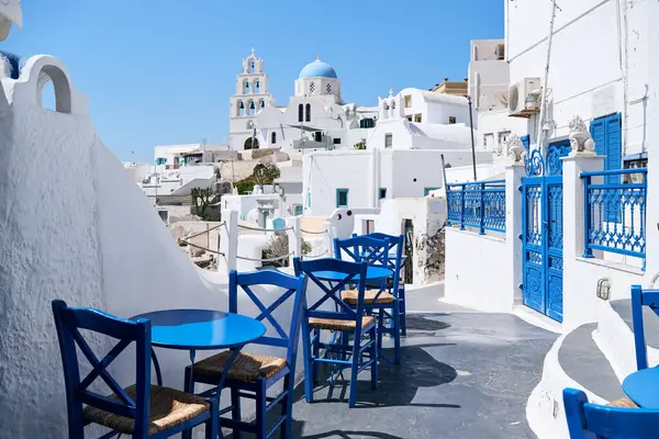 Tipikus Utca Kék Asztalokkal Székekkel Görög Santorini Sziget Fehér Házai Stock Kép