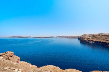 Santorini adasının güneybatısından Nea Kameni volkanik kalderasının görüntüsü. Seyahat, rahatlama, macera.