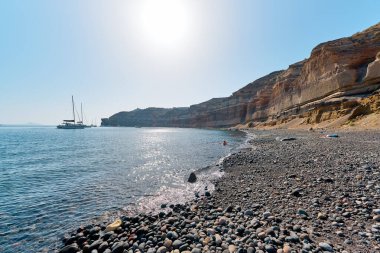 Siyah kumsal manzarası (Mesa Pigadia plajı). Adı, kumların rengine ve üzerinde görünen dikey kayalara kadar. Yunan Adaları, Santorini, Avrupa Tatili