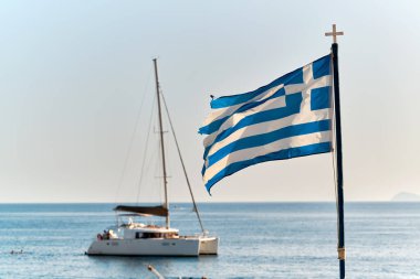 Yunan bayrağı Santorini, Yunanistan ve Avrupa 'daki sahilde dalgalanıyor