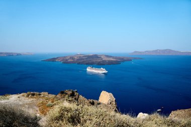 Thira köyünün tipik beyaz evleri manzaralı bir yolcu gemisi. Santorini, Kiklad Adaları, Yunanistan.