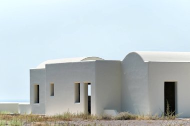 Yunanistan 'ın Santorini kentinde, geçmişi mavi gökyüzü olan geleneksel beyaz ev inşa ediliyor