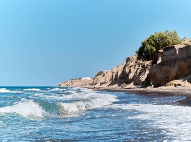 Volkanik kayalıkların patlaması Paradisos, Grecia, Santorini Adası, Yunanistan kıyıları boyunca garip şekiller yaratıyor.