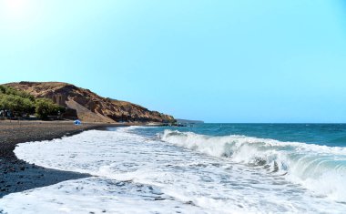 Yunanistan 'ın Santorini adasının kuzeydoğu kıyısındaki Vourvoulos plajı boyunca (Paralia Vourvoulos) tuhaf şekiller oluşturan volkanik kayalıklardaki patlama seviyeleri.