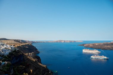 Thira (Fira), Santorini Adası, Cyclades, Yunanistan 'dan Nea Kameni volkanik kalderasının yolcu gemileriyle görüntüle