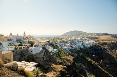 Santorini 'nin başkenti Thira (Fira)' nın panoramik manzarası, Santorini Adası, Kiklad, Yunanistan 'da yer alan Yunan köyü