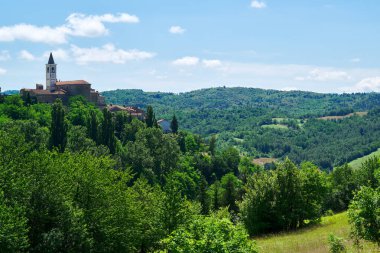 Alta Langa, Langhe bölgesi, Piedmont, İtalya ve Avrupa 'daki küçük köylerden biri olan Sale San Giovanni kalesi ve kilisesi.