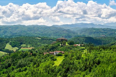Alta Langa, Langhe bölgesi, Piedmont, İtalya ve Avrupa 'daki küçük köylerden biri olan Sale San Giovanni kalesi ve kilisesi.