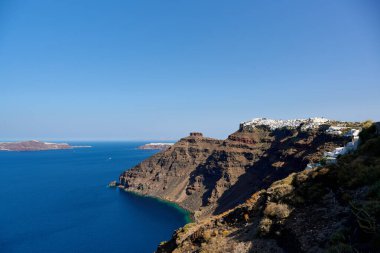 Yunanistan 'ın kayalık, Santorini Adası, Cyclades, Yunanistan' da yer alan Yunanistan 'ın Imerovigli köyü yakınlarındaki Skaros Kayası' nın panoramik manzarası ve kalıntıları