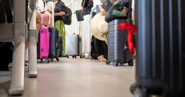 stock image Tourists with suitcases waiting for check-in. Tourists ready to board the plane to leave and tourists arrived at destination get off the plane with suitcases in tow