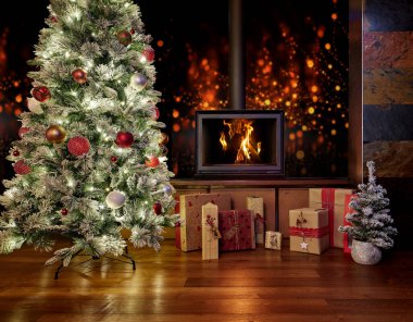 Geleneksel Noel süslemeleriyle süslenmiş, yılbaşı ışıklarıyla aydınlatılan, gölgeler ve ışıklar eşliğinde size mutlu Noeller dileyen Noel ağacı. Karla kaplı çam dalları süslenmiş Noel toplarıyla