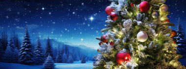 Geleneksel Noel süslemeleriyle süslenmiş, yılbaşı ışıklarıyla aydınlatılan, gölgeler ve ışıklar eşliğinde size mutlu Noeller dileyen Noel ağacı. Karla kaplı çam dalları ve süslü Noel topları. Arka tarafta.