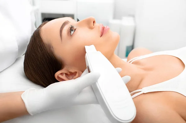 Vrouw Tijdens Ultrasone Huid Peeling Procedure — Stockfoto