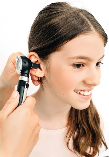 Menina Durante Check Ouvido Com Audiologista — Fotografia de Stock