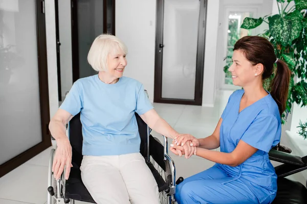 Догляд Медсестрою Старшої Жінки — стокове фото