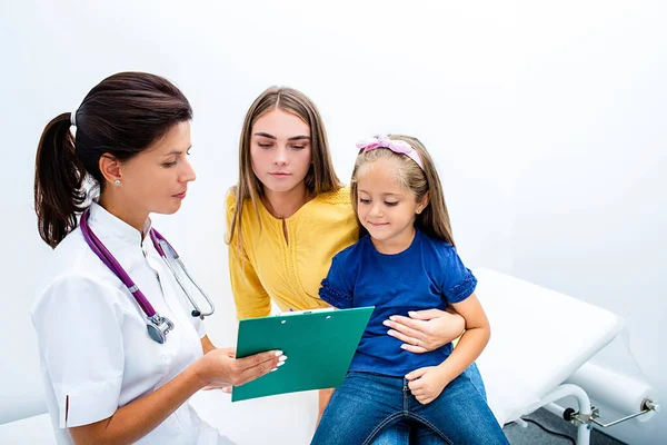 Young Mother Girl Paediatric Consultation — Stock Photo, Image