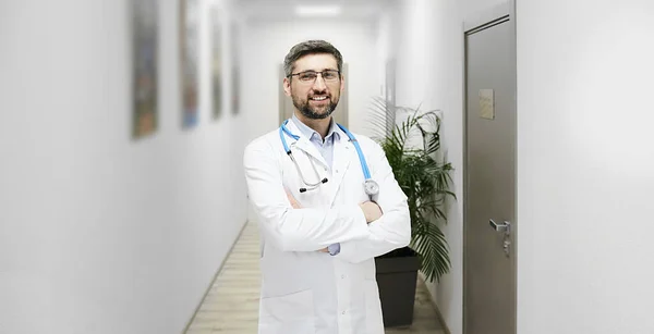 Male Smiling Doctor Hospital — Stock Photo, Image
