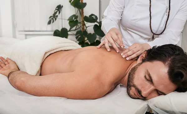 Behandlung Von Rückenschmerzen Und Engegefühl Mit Akupunkturnadeln — Stockfoto