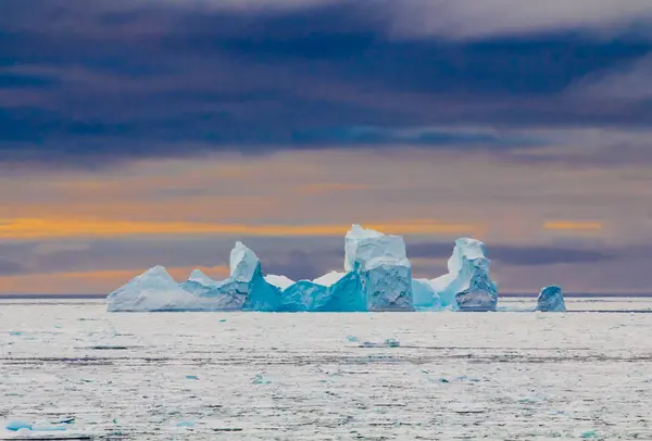 ウェッデル海での日没時の氷山 — ストック写真