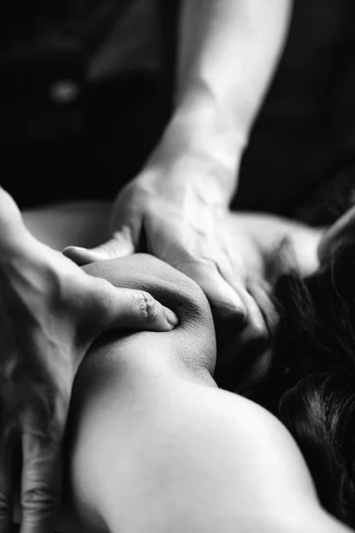 Massaggio Dei Tessuti Profondi Mani Del Terapeuta Massaggiano Spalla Della — Foto Stock