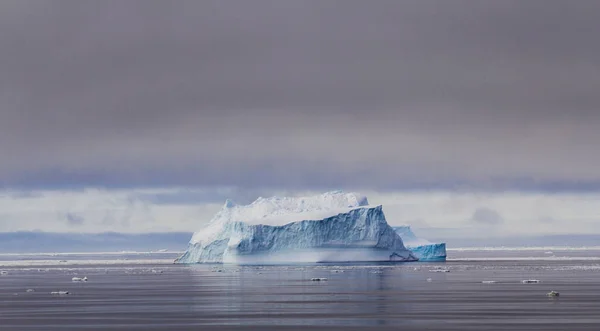 Antarktika Buzdağı Arka Planda Fırtına Bulutları — Stok fotoğraf