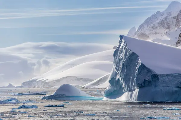 南极半岛西部勒梅尔海峡的冰山 — 图库照片