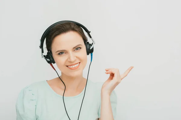 Kobieta Nosząca Słuchawki Podczas Badania Słuchu — Zdjęcie stockowe