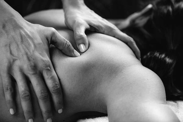 Tiefengewebsmassage Therapie Hände Des Therapeuten Massieren Die Schulter Der Frau — Stockfoto