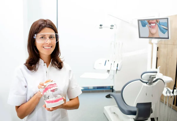 Jovem Dentista Feminina Sua Clínica — Fotografia de Stock