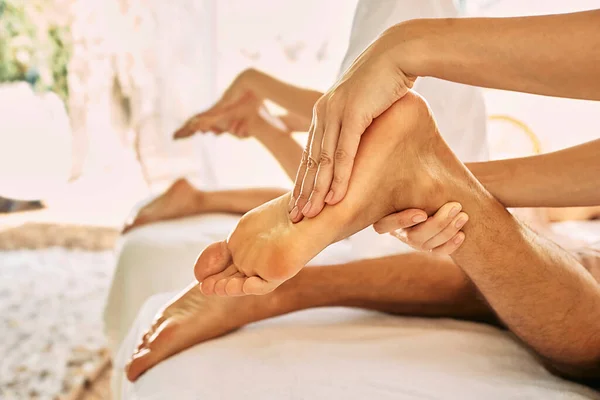 Uomo Donna Che Fanno Massaggio Piedi — Foto Stock