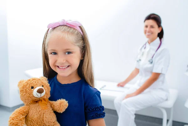 Dívka Během Pediatrické Konzultace — Stock fotografie