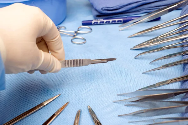 Teknisyen Steril Alandan Neşteri Bir Ameliyathanede Arka Masadan Alıyor — Stok fotoğraf