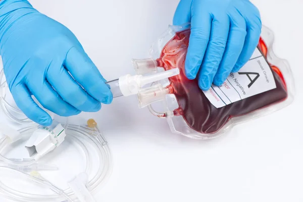 Enfermera Preparando Bolsa Transfusión Sangre Intravenosa — Foto de Stock